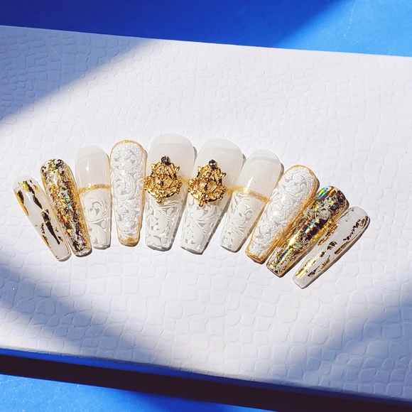 **Royalty** White and Gold Press on Nails - Picture 1 of 6